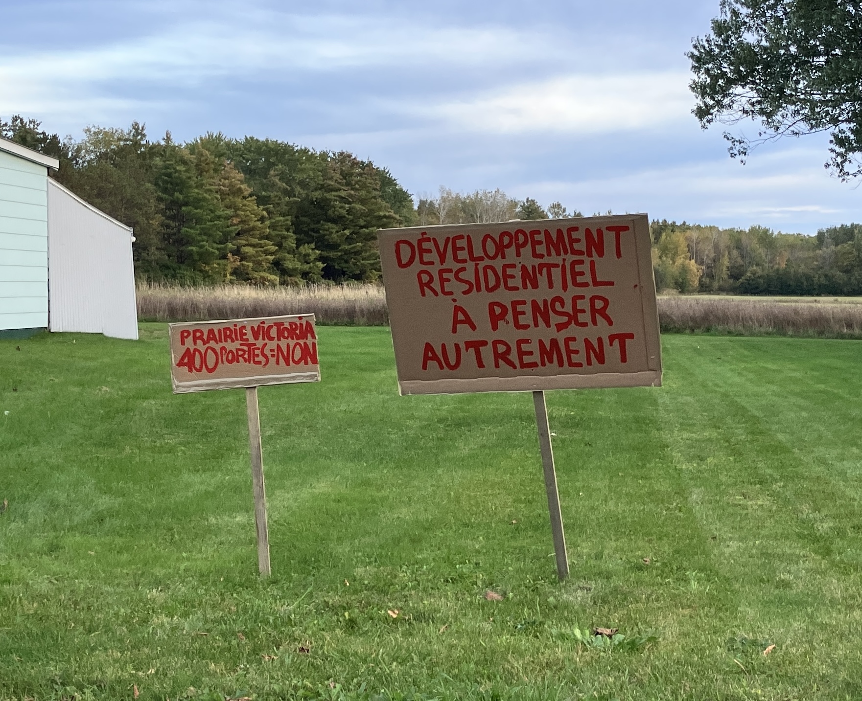 Pancartes citoyennes près d'un espace boisé